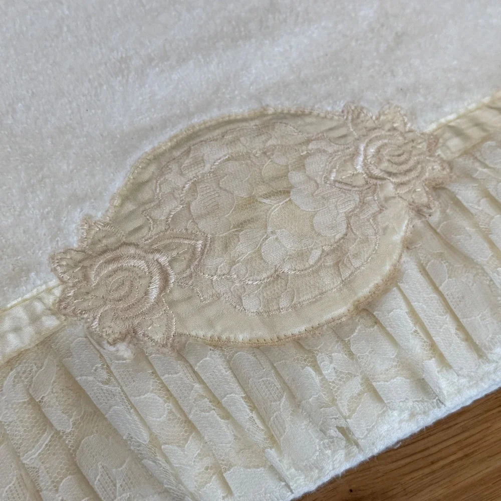 Vintage Avanti Look Cream Lace Ruffle Bath & Hand Towel Set 1978 Cottagecore 2pc